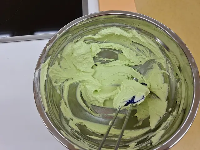 Wassabi mit Frischkäse, natürlich kam Stefan Kaiser auf diese Idee. Damit wurde die Rote Beetescheibe auf dem Fischküchle fixiert. | Foto: Otto Killensberger