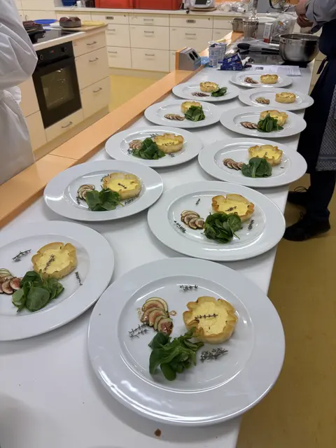 Fertig - der Zwischgang kann serviert werden. georg Lipp hat das wieder klasse hinbekommen und geteimt. | Foto: Otto Killensberger