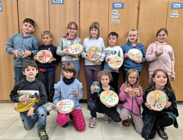 Stolz zeigen die Wühlmäuse ihre kreativen Werke. | Foto: Nadine Lindemeier