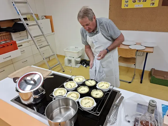 Martin Brummer unterstützte seinen Freund Georg Lipp beim Zubereiten des Zwischengangs . Ziegenkäse Tartelettes.  | Foto: Otto Killensberger