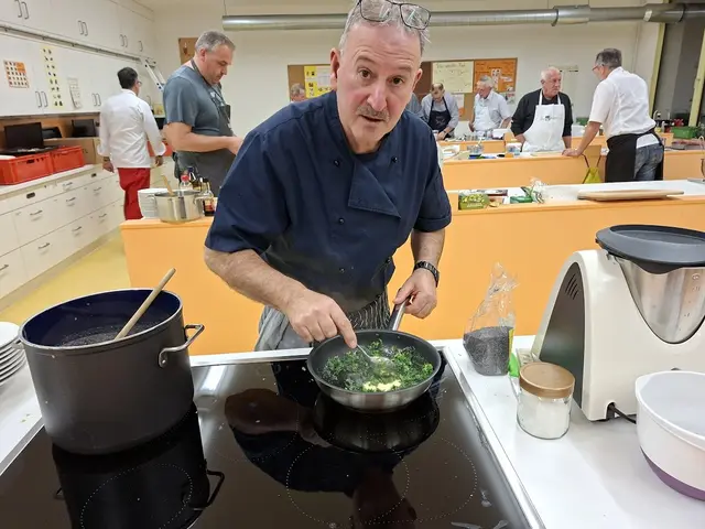 Der "Zauberer" in der Suppenküche: Artur Silva dünstet hier in Butter die gehackte Petersilie, die als Farbtupfer und Geschmacksverstärker in der Steinpilzsuppe benötigt wird. | Foto: Otto Killensberger