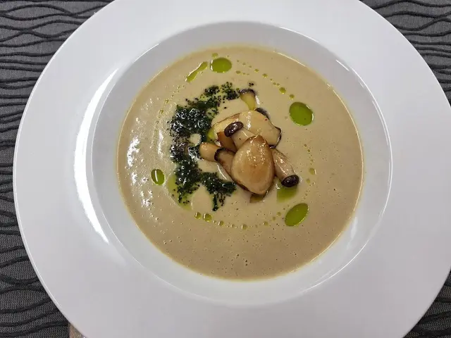 Steinpilz-Mohn-Suppe sieht prima aus - schmeckte auch so. Wer schon länger mit Artur Silva kocht, weiß dass hier nur beste Qualität und feinste Küche serviert wird. | Foto: Steinpilz-Mohn-Suppe