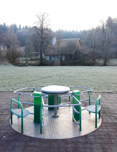 Vom beliebten Spielplatz aus sieht man das neu gedeckte "Staudenhaus"