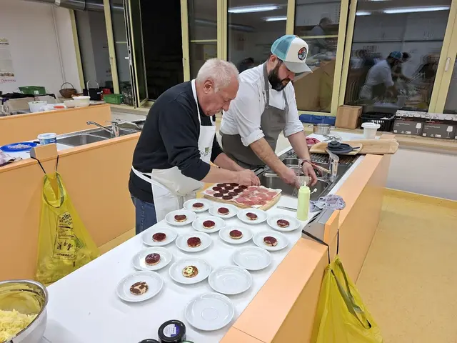 Dr. Ulrich Jenner und Johannes Steichele helfen beim Anrichten des Amuse Geuels. | Foto: Otto Killensberger