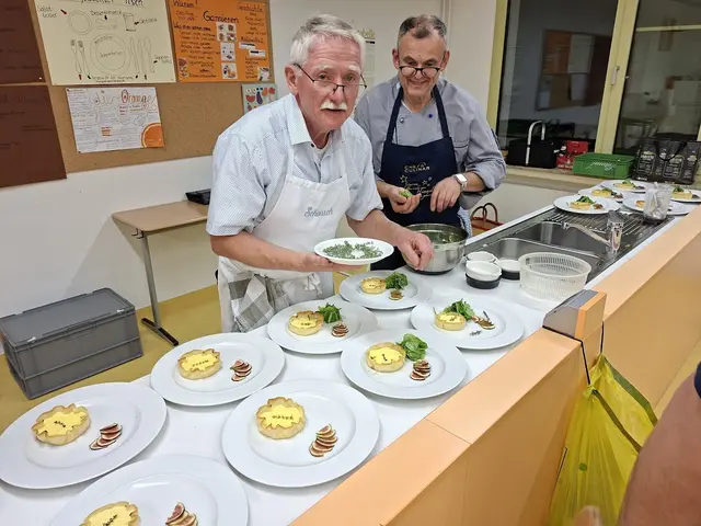Bei den letzten Handgriffen am Zwischengericht den Ziegentartelettes half Küchenmeister Jürgen Rohm. | Foto: Otto Killensberger