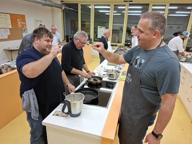 Stefan Kaiser (Molkereimeister) zeigt Johnannes Schuster wie dick die Fischküchle maximal sein dürfen. | Foto: Otto Killensberger