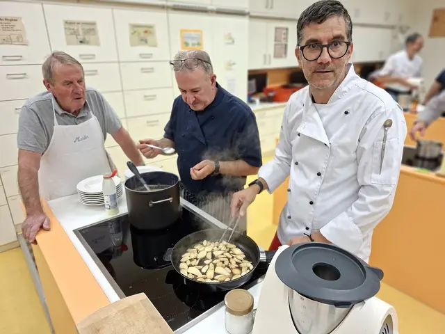 Schmeckts? Artur Silva Bildmitte schmeckt das Pilzsüppchen ab. Martin Brummer links zeigt sich von dem Rezept begeistert. Claudio Erdner röstet noch einige extra kleine Kräutersaitlinge als Suppeneinlage an. | Foto: Otto Killensberger