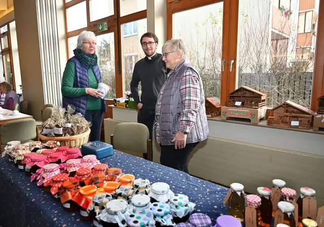 Selbsteingekochte Marmelade gab es an einem der Basarstände