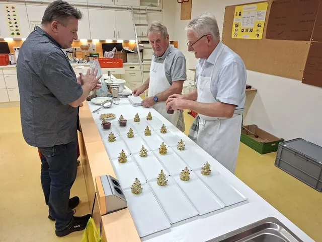 Anrichten: Ralph Hausbalk links und martin Brummer bekommen von Georg Lipp, er ist Verantwortlich fürs Dessert, die Instruktionen zum Anrichten. | Foto: Klaus Hill
