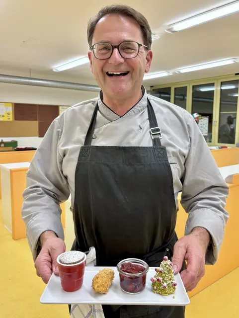 Der Nachtisch ist angerichtet - Dr. Roland Ziegler hat sich schon mal einen geschnappt. Guten Apetitt. | Foto: Klaus Hill