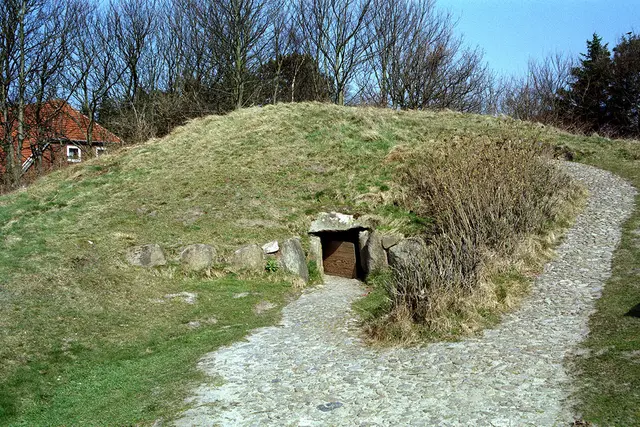 Das Großsteingrab Denhoog wird der jungsteinzeitlichenTrichterbecherkultur zugeordnet