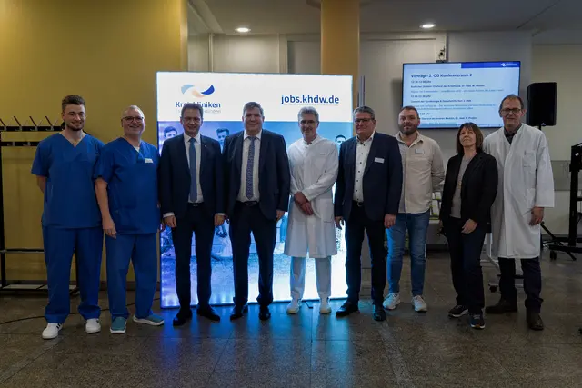 Ein erfolgreicher Tag der offenen Türe in der Kreisklinik Dillingen. (von links:) Fachkrankenpfleger für Intensivpflege Marco Gallenmiller, Leitung der internistischen Funktionsdiagnostik Jürgen Kummer, Oberbürgermeister Frank Kunz, Landrat Markus Müller, Chefarzt der Inneren Medizin Dr. med. Reiner Goebels, Chefarzt der Chirurgie Prof. Dr. med. Rainer Isenmann, Pflegedienstleitung Andreas Frech, Kaufmännische Leitung Barbara Jahn-Hofmann, Ärztlicher Direktor und Chefarzt der Anästhesie Dr. med. Wolfgang Geisser | Foto: KHDW