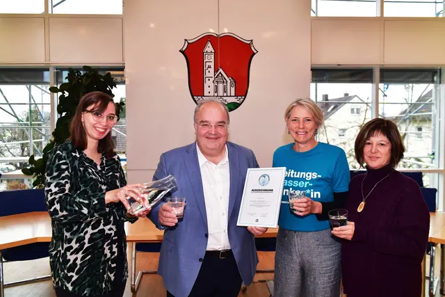 Überreichung der Urkunde: Esther Watzka, Öffentlichkeitsarbeit Wasser bei den swa, Paulus Metz, Bürgermeister Stadt Stadtbergen, Silke Meußel, Vertreterin a tip:tap, Claudia Günter, Klimaschutzmanagement Stadt Stadtbergen. | Foto: swa / Thomas Hosemann