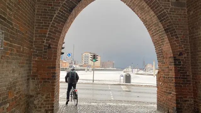 Durch das historische Wassertor geht es von der Altstadt zum Hafen. Foto: Helmut Kuzina