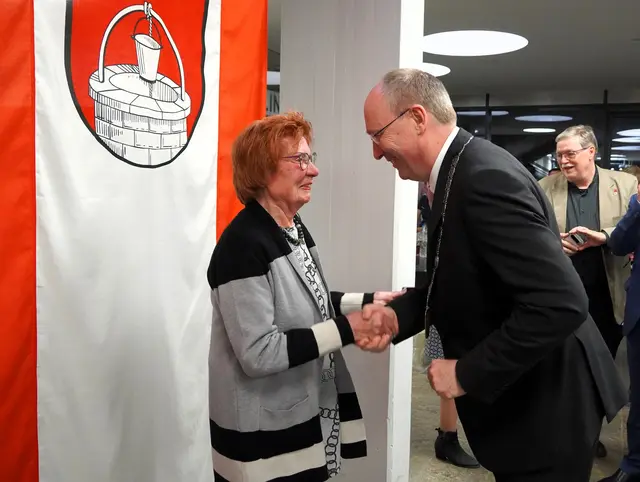 Mit der Bürgermedaille in Gold ehrte 1. Bürgermeister Franz Feigl die 94-jährige Gisela Peters | Foto: Anke Maresch