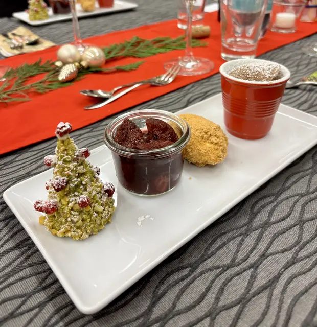 Die Dessertvariation - von Links: Pistazien Weihnachtsbäumchen, Zwetschgenröster, Rumparfait mit Amarettini-Bröseln und ein Weihnachtliches Zimtsoufflé. | Foto: Klaus Hill