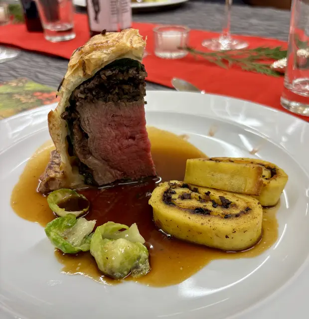 Schon beim Ansehen des angerichteten "Filet Wellington" spielt der Gaumen verrückt und freut sich auf den Genuss. | Foto: Klaus Hill