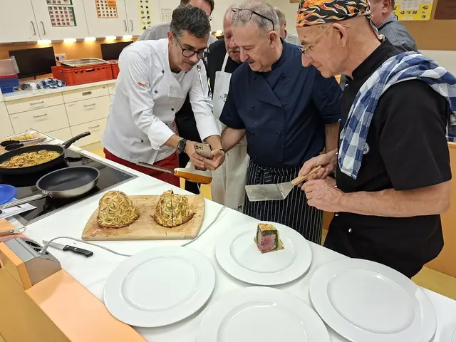 Fertig: Anrichten - jede Filet Wellington-Halbkugel wurde geviertelt und mit den Rosenkohlblättern und der Kartoffelroulade angerichtet. Die Glace sorgte noch für eine Steigerung des Genusses. | Foto: Otto Killensberger