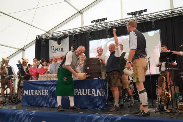 "O'zapft is" hieß es wieder bei der Königsbrunner Gautsch | Foto: Anke Maresch