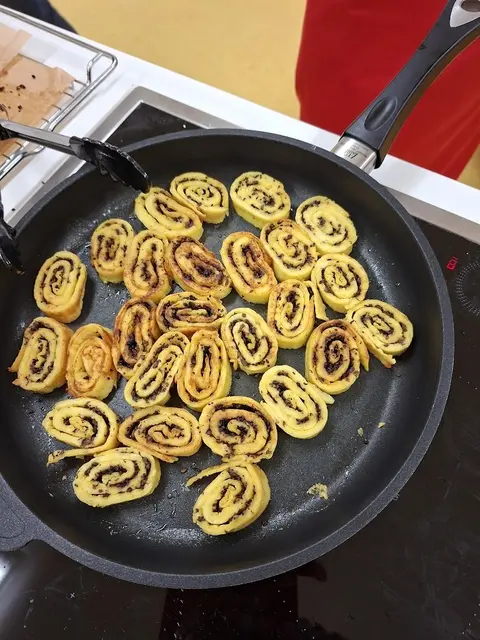 Die Kartoffelroulade wurde in 1 cm dicke Scheibe geschnitten und in Butter auf beiden Seiten angebraten.War eine  paßende hervorragend schmeckende Beilage zum Filet Wellington. | Foto: Otto Killensberger