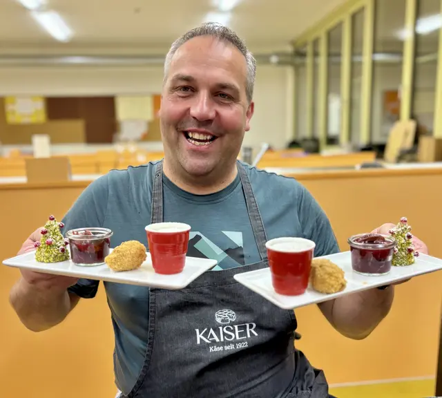 Stefan Kaiser (Molkereimeister) kann gut lachen - er hat sich gleich zwei Desserts geschnappt, er genießt in Stereo. | Foto: Klaus Hill