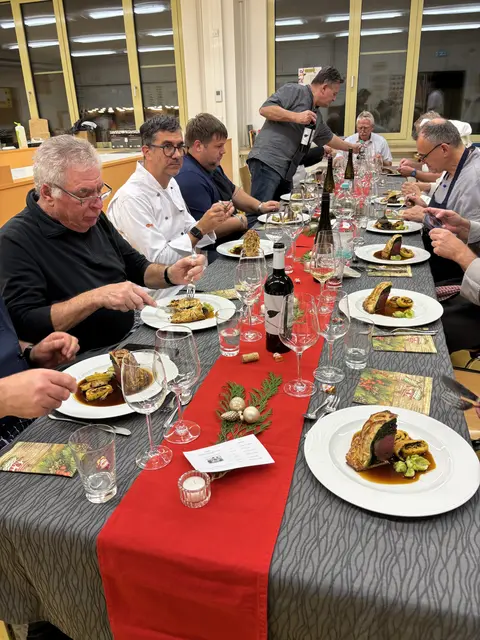 Vor dem Essen kommt die Arbeit. Jedem hat dieses Gericht gemundet. Das Filet war auf den Punkt gegart und kam sogar heiß auf die schön geschmückte Weihnachtstafel. | Foto: Schon beim Ansehen des angerichteten "Filet Wellington" spielt der Gaumen verrückt. 