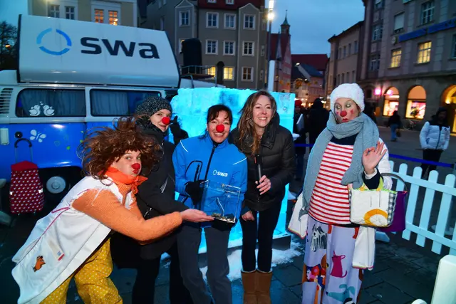 Rund 140 Euro haben das Team der swa nach der Challenge direkt vor Ort an die Elterninitiative krebskranker Kinder Lichtblick e.V. für den Einsatz der Klinikclowns übergeben. | Foto: swa / Thomas Hosemann