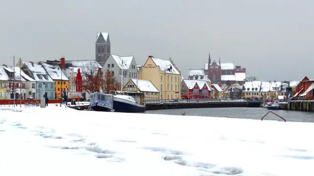 Von der Hafenpromenade bietet sich ein herrlicher Blick auf das Altstadtpanorama mit dem Marienkirchturm und der Georgenkirche. Foto: Helmut Kuzina