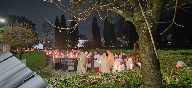 Foto: Statio am Grab. Gläubige legten weiße Rosen nieder. (Bild: PG Meitingen)