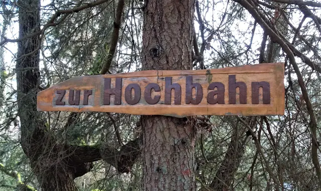 über die Hochbahn wurden auf der mit der Selketalbahn verbundene 1.000 mm Strecke Erz in den Hochöfen befördert. 