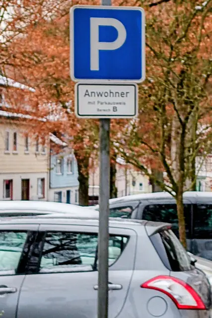 Foto: Hinweisschild für Anwohnerparkplätze, deren Kosten sich jetzt vervierfachen.