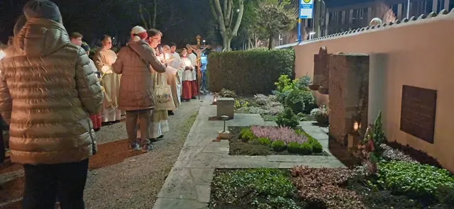 Foto: Lichterprozession zum Grab des Märtyrers Dr. Max Josef Metzger. (Bild: PG Meitingen)