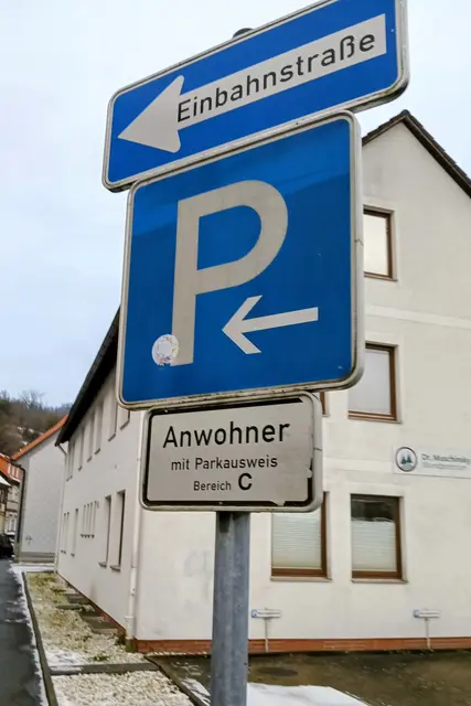 Foto: Hinweisschild für Anwohnerparkplätze, deren Kosten sich jetzt vervierfachen.