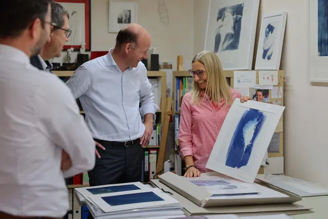 Landrat Martin Sailer (2. v. r.) ließ sich von Regina Maria Wieser ihre Arbeiten in ihrem Atelier in Horgau zeigen. | Foto: Lina Prinzensing