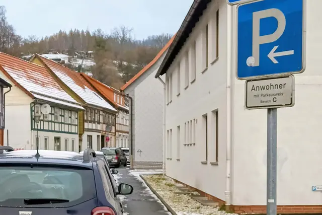 Foto: Hinweisschild für Anwohnerparkplätze, deren Kosten sich jetzt vervierfachen.