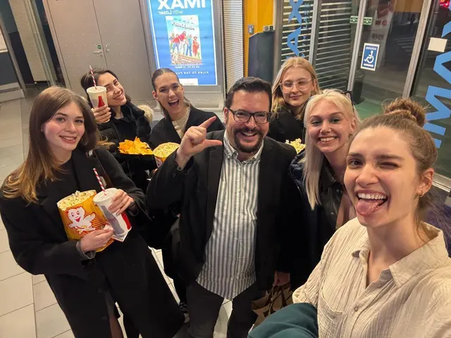 Hat gut lachen: Modelmanager und Deejay Dominik Wachta (hier mit einigen seiner Models) schaffte es zum zweiten Mal an die Spitze der wichtigsten deutschen Hörercharts | Foto: privat