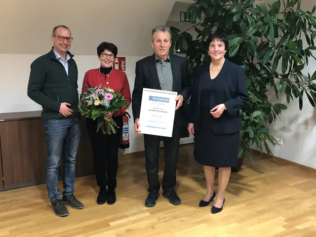 Foto: Bürgermeisterin Christine Gumpp (rechts) ehrte Manfred Schafnitzel mit dem Titel "Ehrenbürger". Für Ehefrau Maria gab es einen Blumenstrauß. Gratulation kam auch von Vizebürgermeister Johannes Gollinger (links).