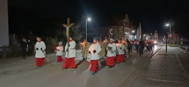 Foto: Über 100 Mitfeiernde waren bei der Lichterprozession mit dabei. (Bild: PG Meitingen)