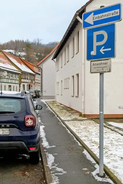 Foto: Hinweisschild für Anwohnerparkplätze, deren Kosten sich jetzt vervierfachen.