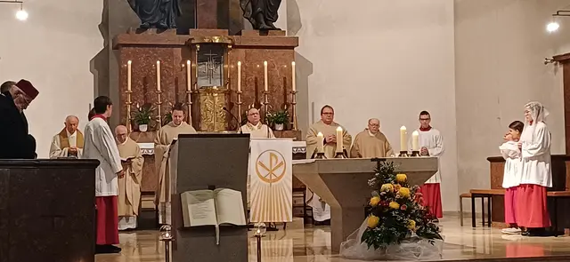 Foto: Beim feierlichen Gottesdienst v.l.n.r. die Geistlichen Ludwig Hihler, Karl Kraus, Dr. Christian Heß, Ulrich Müller, Gerhard Krammer, Josef Hosp. (Bild: PG Meitingen)