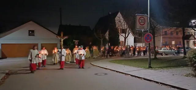 Foto: Lichterprozession am Christkönigsfest. (Bild: PG Meitingen)