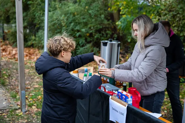 Ob heiß oder kalt – für 50 Cent gab es am Getränkestand wärmenden Tee, Kaffee oder erfrischende Softdrinks.  | Foto: Vonovia/Leonard Maleika