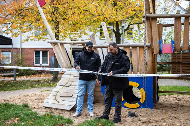 Mit Schere und einem Lächeln durchschnitten Andreas Sänger und Michael Kroll, beide Vonovia, feierlich das Band und gaben den neuen Spielplatz für die kleinen Entdecker im Quartier frei. | Foto: Vonovia/Leonard Maleika