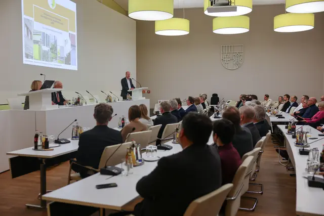 Landrat Martin Sailer begrüßte kürzlich die Preistragenden des Wettbewerbs zur Förderung der Baukultur. Ausgezeichnet wurden dieses Jahr insgesamt 15 herausragende Bauprojekte. | Foto: Julia Pietsch