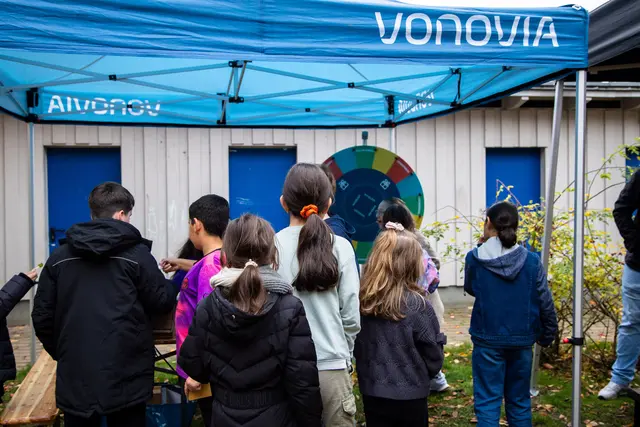 Unter dem Vonovia-Pavillon trotzten die Kinder dem Herbstwetter – beim Glücksrad gab es kleine Preise und jede Menge Spaß.  | Foto: Vonovia/Leonard Maleika