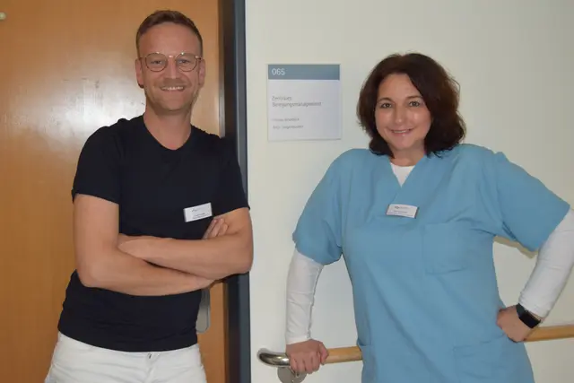 Seit Januar 2024 für das Zentrale Belegungsmanagement zuständig: Florian Brandelik und Anja Langenbucher sind langjährig Beschäftigte in den Kreiskliniken Dillingen-Wertingen, sie arbeiten aus Überzeugung für beide Krankenhäuser.  | Foto: Ulrike Hauke