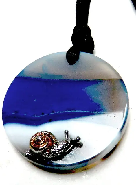 kleine vergoldete und versilberte Schnecke auf Lapislazuli mit Muttergestein Quarz Haus der Kulturen Diedorf