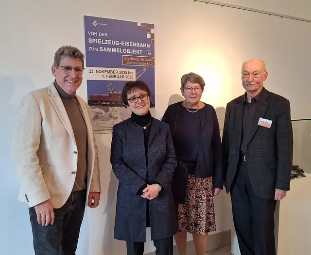 Das Bild zeigt: (von links) Erster Bürgermeister Martin Brenner, Museumsleiterin Dr. Christine Holl-Enzler und das Sammlerehepaar Marion und Detlev Hohmann. 