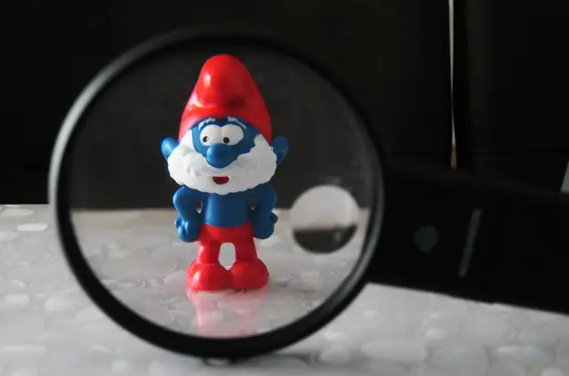 Papa Schlumpf durch die Lupe