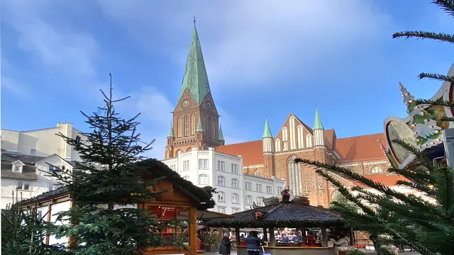 Der Domturm überragt den Weihnachtsmarkt mit seinen vielen Ständen. Foto: Helmut Kuzina